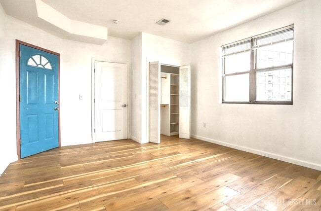 Building Photo - 9017 Riverside Pl