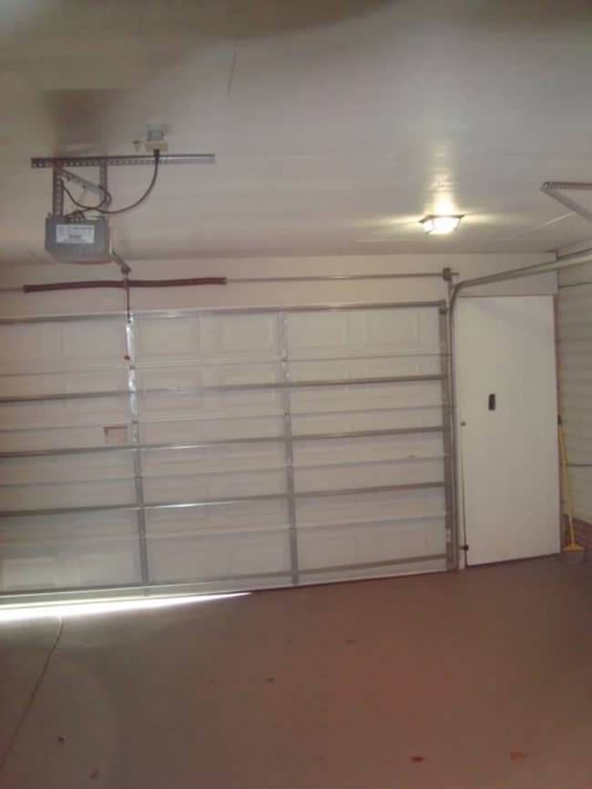 Building Photo - Renovated 4 bedroom available now to rent!