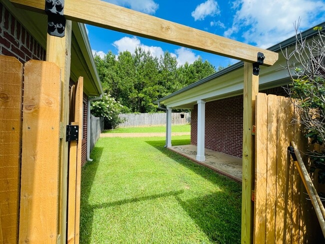 Building Photo - 3BD/2BA FOR RENT