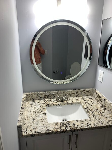 1st bathroom - 900 Crestwood Ct S