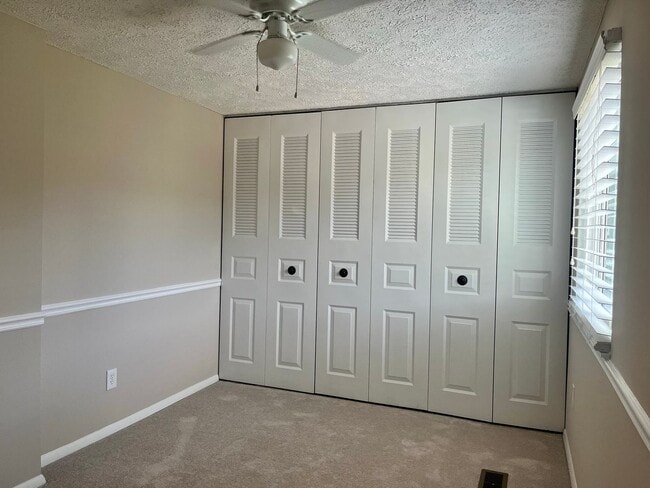Building Photo - Charming 2 Bedroom/2 Bathroom in Laurel Valley!