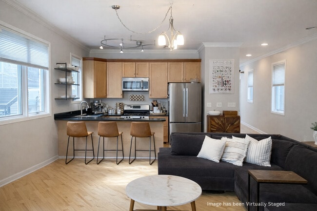 Building Photo - 852 N Paulina St