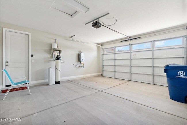 Building Photo - 10630 W Pinchot Ave