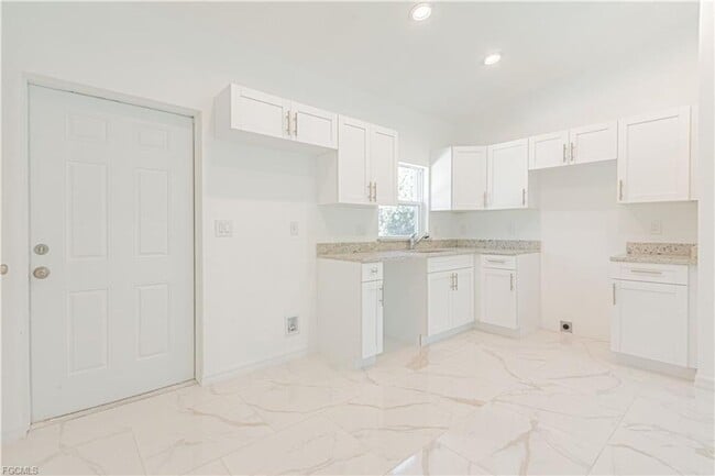 Building Photo - AVAILABLE NOW-TROPIC ACRES-THREE BEDROOM T...