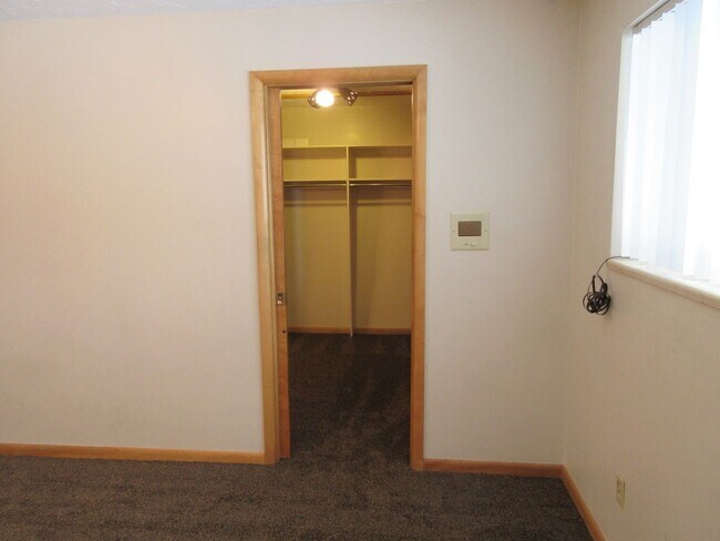 Building Photo - Spacious single level home with a retro feel - you must see!