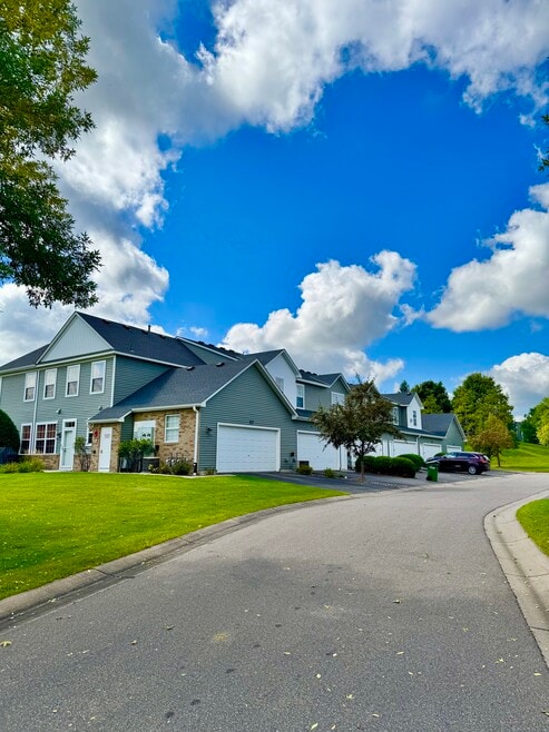 Building Photo - 6819 Narcissus Ln N