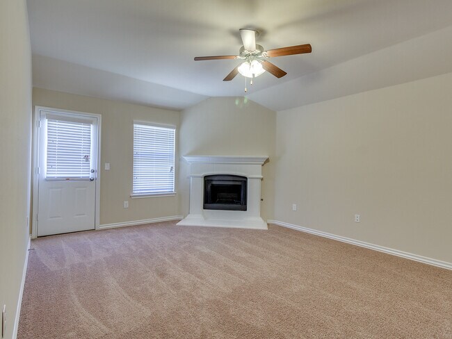 Building Photo - 4 Bedrooms/2 Baths in Falling Springs Addition - Deer Creek Schools - Community Pool