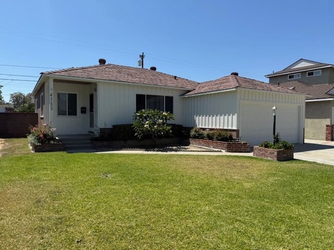 Building Photo - REDONE CUTE 2BED/1BATH HOUSE W/ REFURBISHE...
