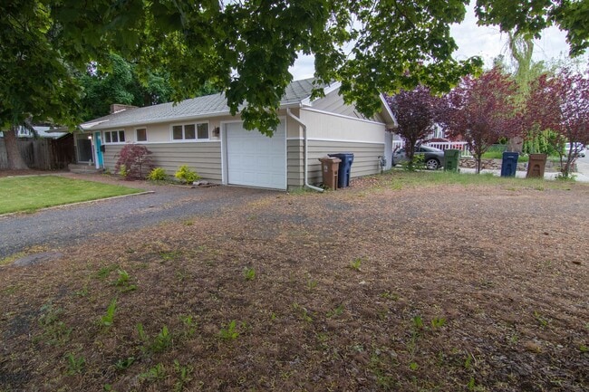Building Photo - South Hill cute 2 Bed 1 Bath rancher with ...