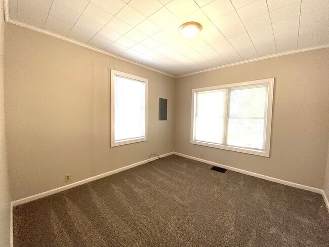 Building Photo - Kenwick Bungalow            20260620