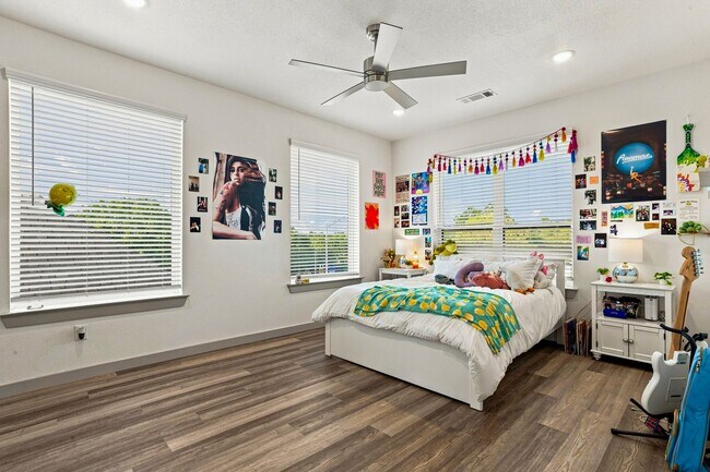 Building Photo - 2554 S University Dr