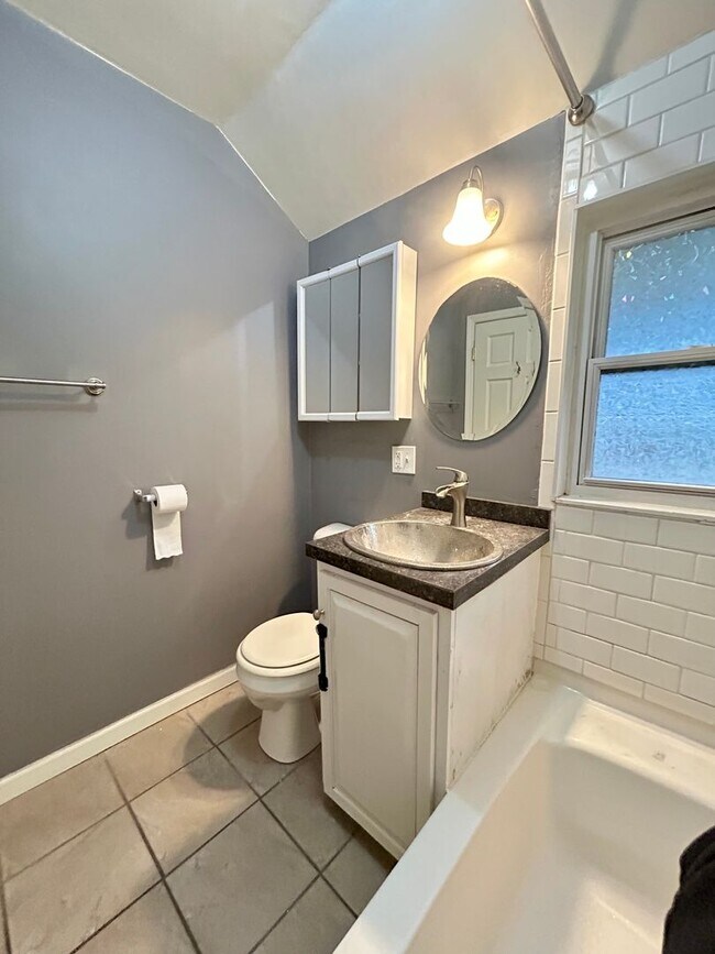 Building Photo - AVAILABLE December! - 3 Bed 1 Bath Home - With Fenced In Yard!