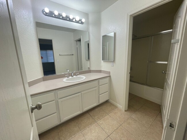 Building Photo - Victorville- Tanamera Home-  4 Bedrooms, 3...