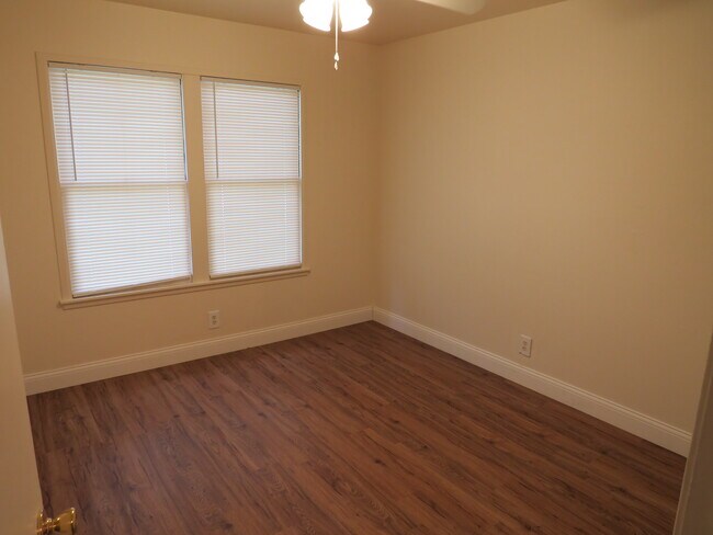 Building Photo - 419 Anton Dr