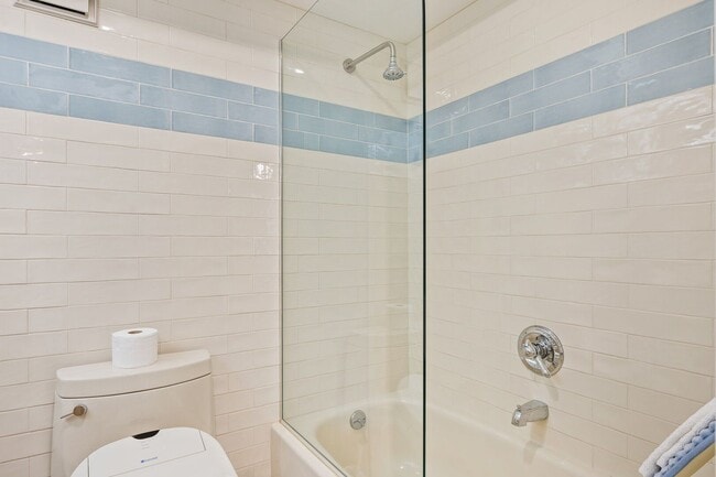 Building Photo - Fully Furnished Beautiful 2 Bedroom Seasca...