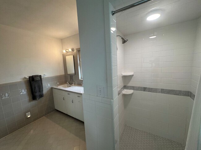Building Photo - Gorgeous Hillside Ventura Home with Ocean ...