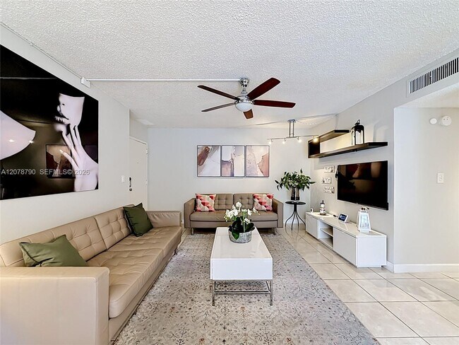 Building Photo - 9350 Fontainebleau Blvd