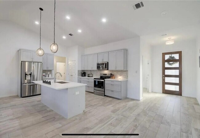 Building Photo - 424 Summit Ridge Dr N