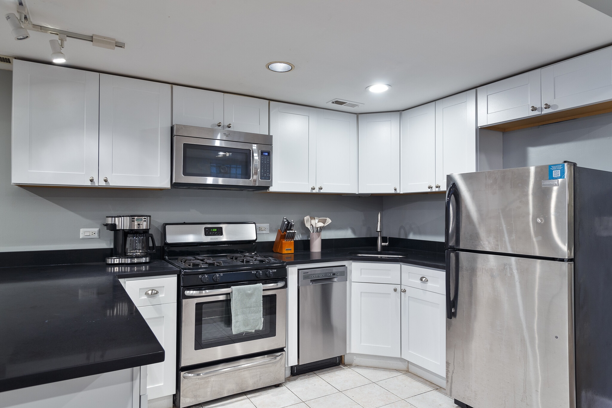 Building Photo - 3047 N Clybourn Ave