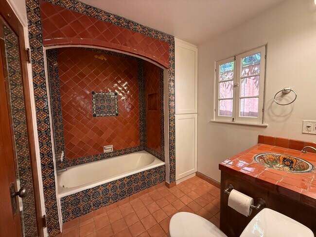 Building Photo - 939 Hammond St