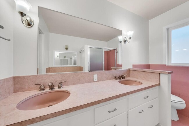 Building Photo - 280 Angelita Ave