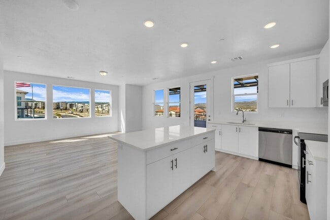 Primary Photo - Desert Color Condo!