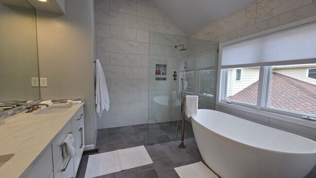 Building Photo - 7 bedroom 5 Bath Home In Desirable Boulder Location - Partially Furnished - 6 Month Lease Only