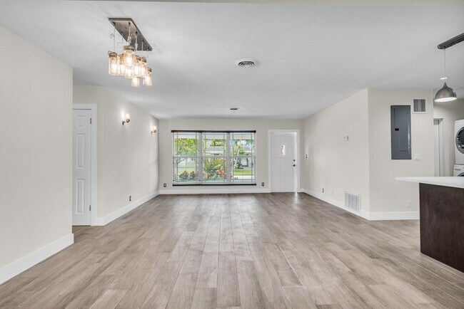 Building Photo - 921 SE 15th Ct