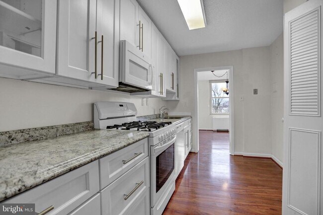 Building Photo - 4401 Roland Ave