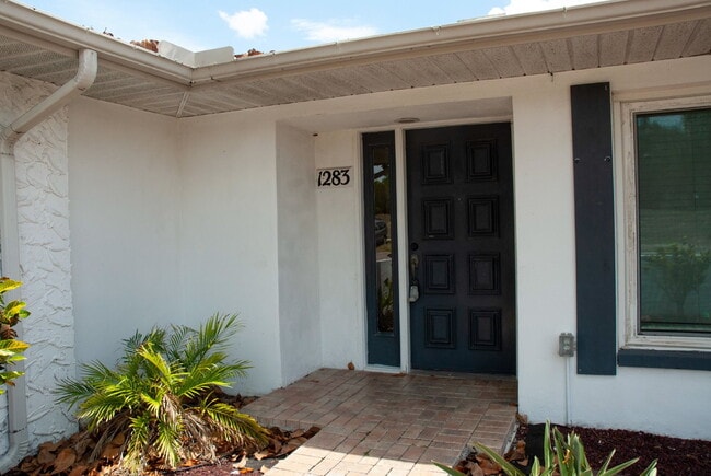 Building Photo - 3/Bedroom 3/Bath Tarpon Springs Home
