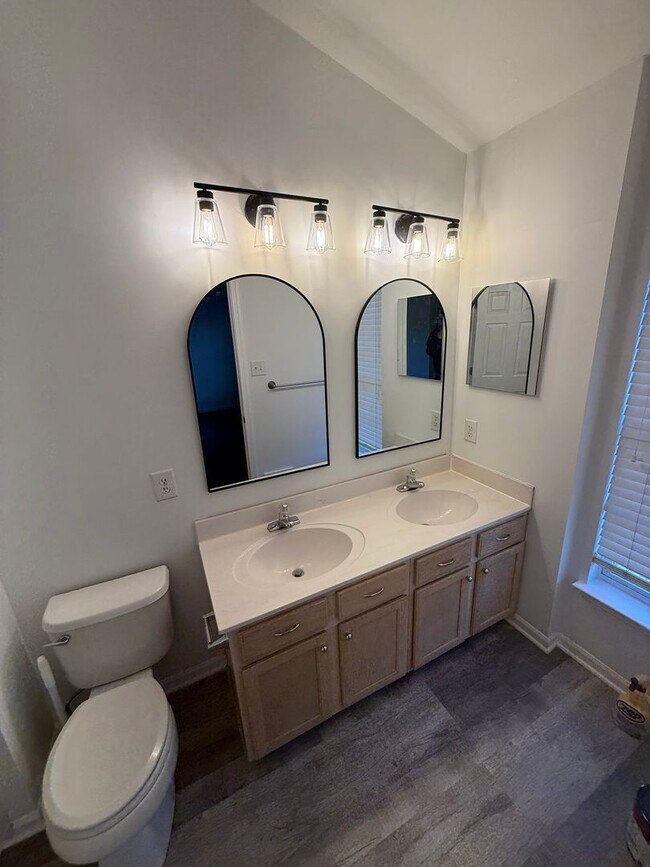 Building Photo - Spacious Townhome in desirable Bel Air Nei...