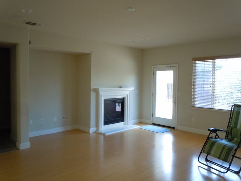 Building Photo - 537 W Esplanade Dr