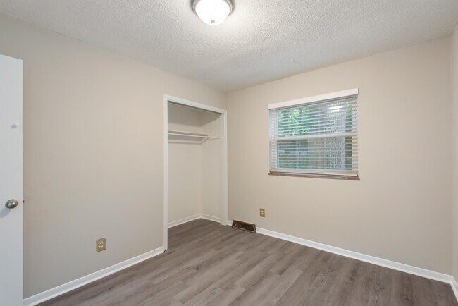 Building Photo - 7201 Dogwood Dr SW
