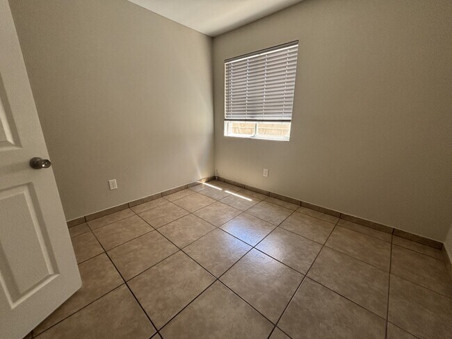 Building Photo - 4156 Abrams Ave