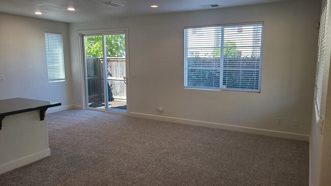 Building Photo - West Roseville, New Paint & Carpet 2 Story...