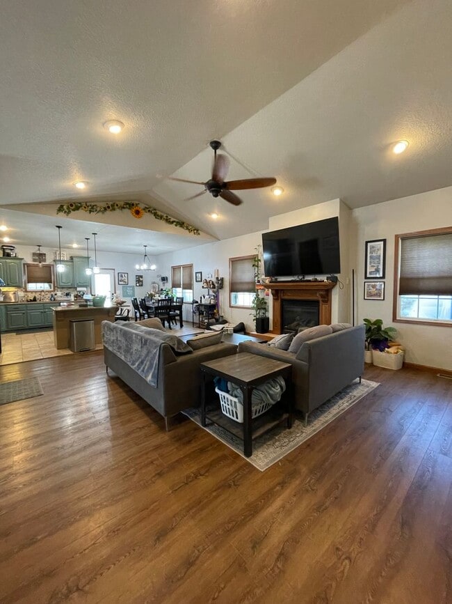 Building Photo - 825 Locharno Dr