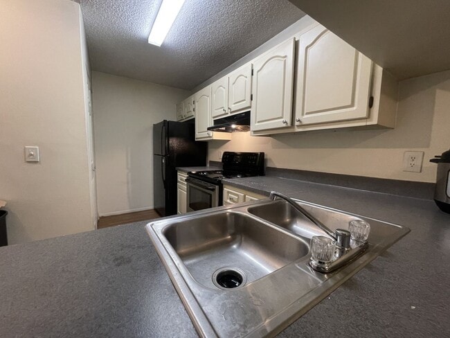 Building Photo - Large 1 bedroom Condo on Second Floor Over...