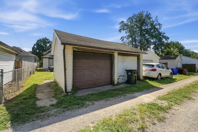 Building Photo - 413 Lockwood Ave