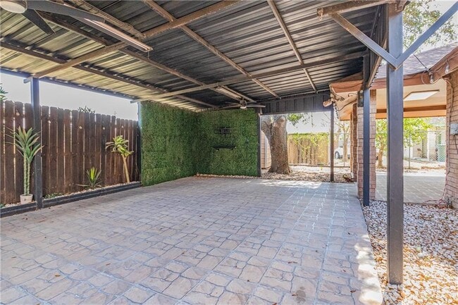 Building Photo - 25 Cll Tulipan