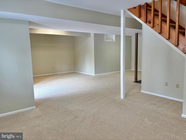 Building Photo - 498 Dean Dr