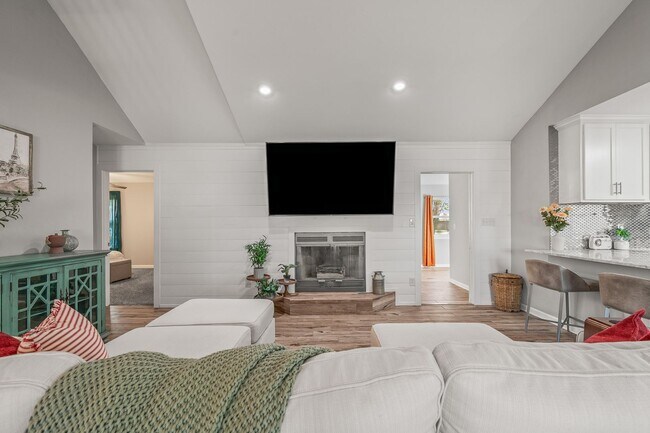 Building Photo - Stunning 4 bedroom with two bonus spaces, ...