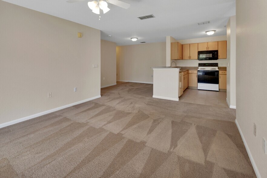 Building Photo - 940 Village Trl
