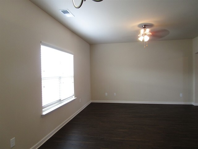 Building Photo - 220 Bandelier Cir