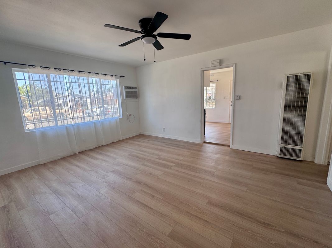 Building Photo - 1542 W 60th St