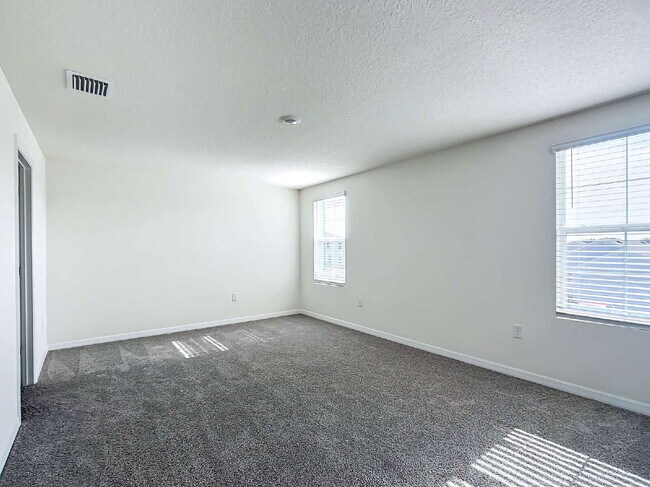 Building Photo - 5 Bedroom Rental Home with Large Backyard in Ocala Crossings!