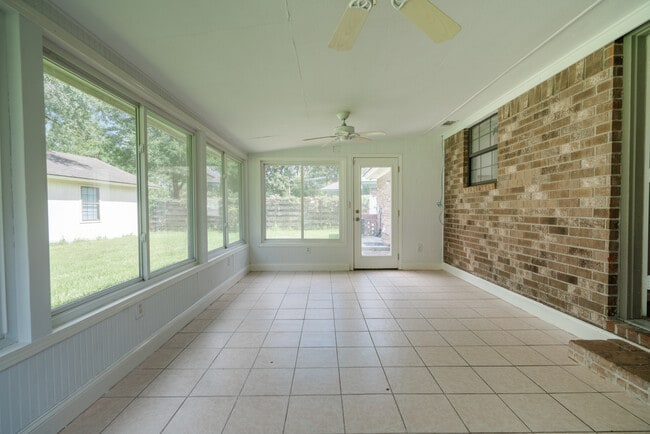 Building Photo - 122 Longleaf Cir