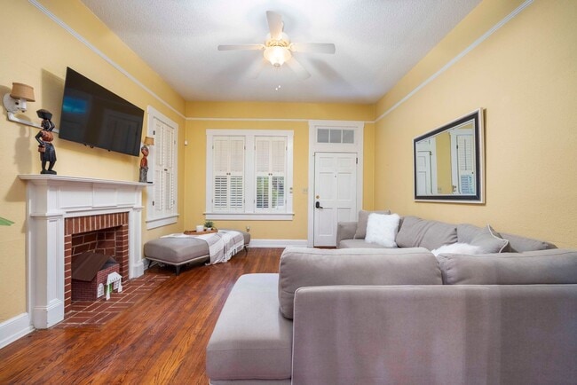 Building Photo - Charming Lakebottom Bungalow with Historic...