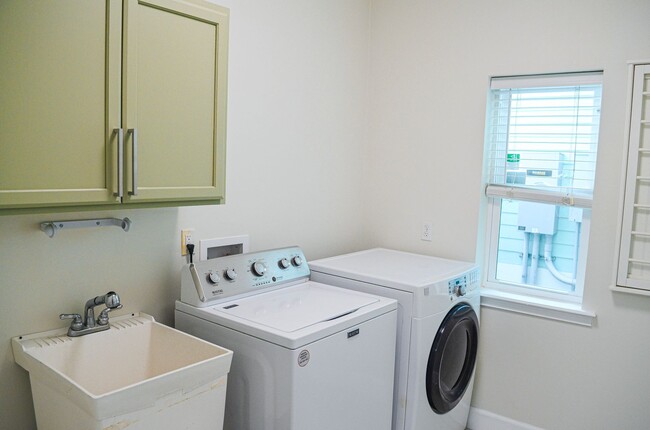 Building Photo - Gorgeous remodeled 3-bedroom, 2.5 bath hom...