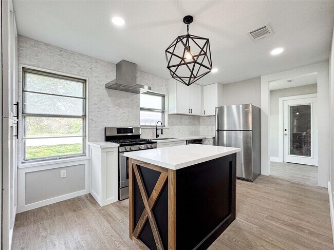 Building Photo - 2108 Ontario Ave