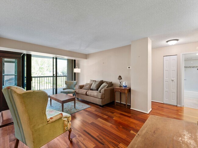 Building Photo - This beautiful 1 bed, 1 bath condo with ov...